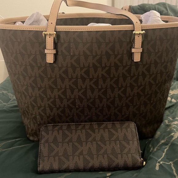 ❌SOLD❌Michael Kors Jet Set Travel Top Zip Signature
Tote Brown. & Wallet - Picture 5 of 13